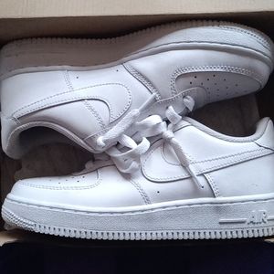White Air Force Ones sz 5y
